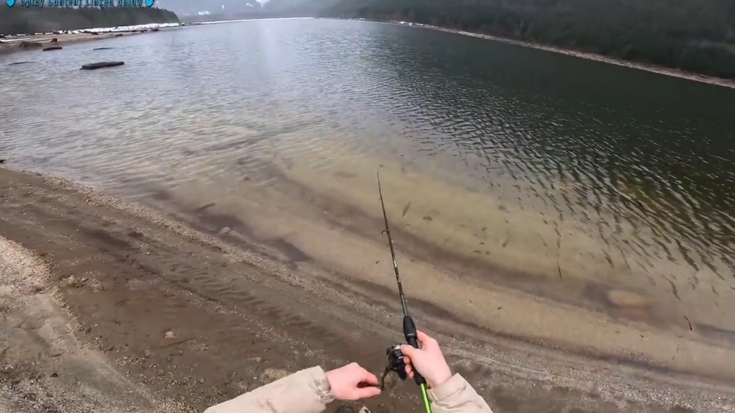 Рыбалка и кемпинг девушки на горном озере.