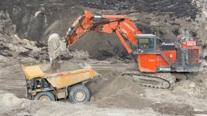 Большой экскаватор Hitachi Ex 2600-6 Выкапывает и загружает самосвал Caterpillar 777E ~ История