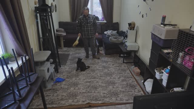 Повседневные деревенские обязанности Ежедневная уборка у домашних животных в домике смотреть онлайн