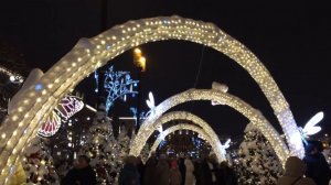 Красиво украшена Сенная площадь на новогодние каникулы в Санкт-Петербурге