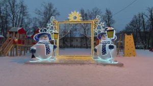 Как жители маленького городка украсили свои дома и площадь. Найди свой дом?