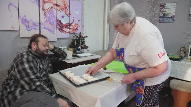 Как аппетитно мама готовит чтобы накормить родных ПОДВАЛ ИЛЬИЧА ВЫПЕЧКА К ЧАЮ смотреть онлайн