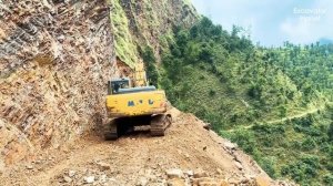 Основные навыки: Экскаватор Komatsu копает горную дорогу