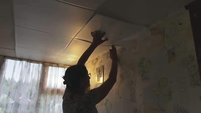 6 соток 30 июня 2021 год. Крашу. Потолок отделала плитками. смотреть онлайн