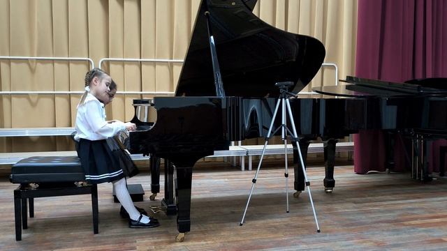 10. Неиз. автор - «Галоп». Исполняют Герасимова Маргарита, Каджоян Эва