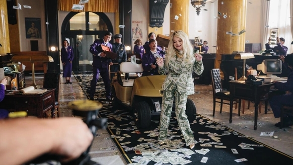 Лариса Долина "За деньги да" (OST "Невероятные приключения Шурика") смотреть онлайн