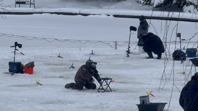 Поимка Форели в конце водоёма смотреть онлайн