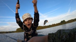 Учу сына ловить на бортовую удочку и проверять раколовки. Музыка ветра. Ловим раков