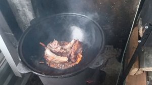 Тушëный картофель в казане на костре