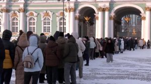 Тысячи людей стремятся посетить самые известные музеи Москвы и Санкт-Петербурга.