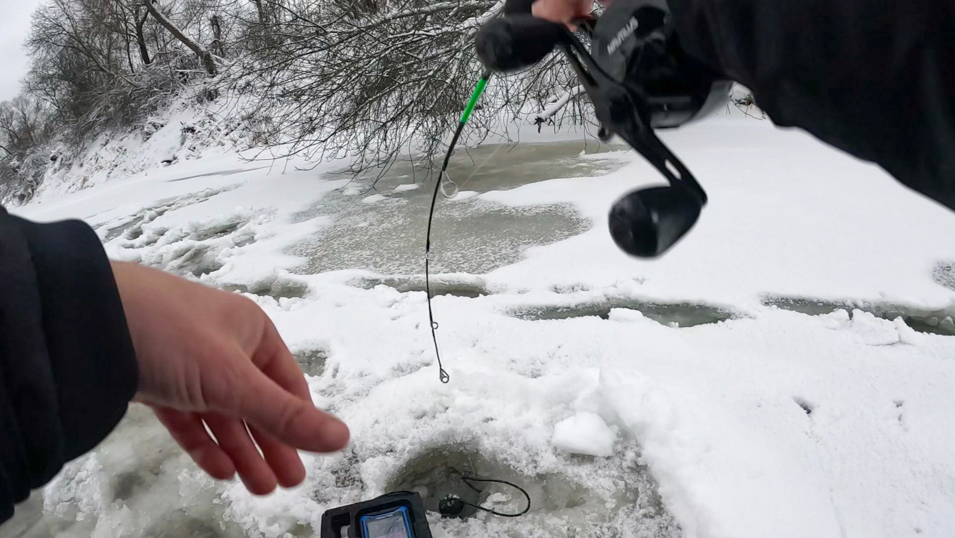 ЗАБУРИЛСЯ В КОРЯЖНИК, СРАЗУ УДАР. Этот раттлин НЕ ПОДВОДИТ! Рыбалка зимой в 2026 смотреть онлайн