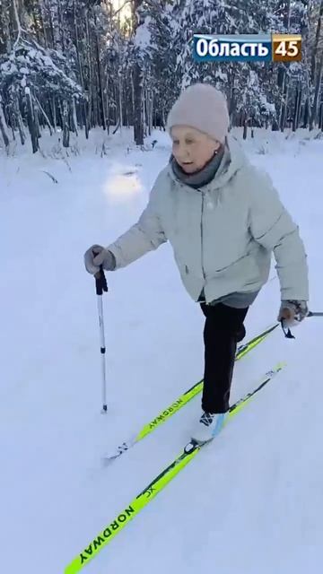 91-летняя жительница Кургана встала на лыжи смотреть онлайн
