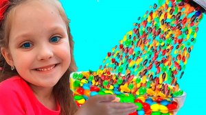 Лиза с папой и их забавная  история с конфетами / Волшебный душ  / Видео для малышей / Песенки детям