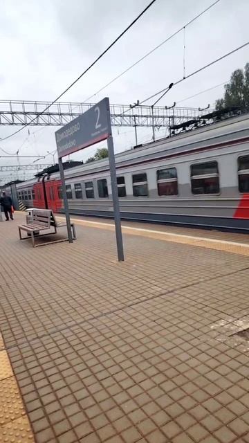 Электропоезд ЭД4М-0441 №7148 АЭРОПОРТ ДОМОДЕДОВО-ПАВЕЛЕЦКИЙ ВОКЗАЛ, НА ПЛАТФОРМЕ ДОМОДЕДОВО смотреть онлайн