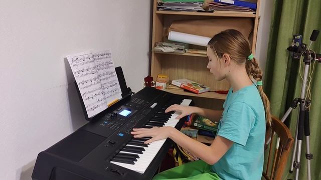 Анна Едиг разучиваю партию гитары Лесник КиШ на синтезаторе смотреть онлайн