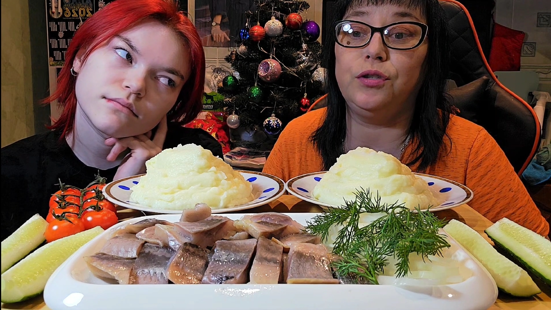 Мукбанг | Пюре с селёдкой, Лучок, Овощи | Обжор Асмр смотреть онлайн