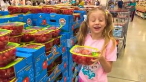 Настя выполняет роль учителя для малышей [get.gt]