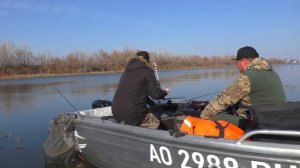 РЫБАЛКА С КОМФОРТОМ. С ДРУГОМ В ЛОДКЕ ГОТОВИМ И ЛОВИМ РЫБУ. Нашли уютное место, на Волге.