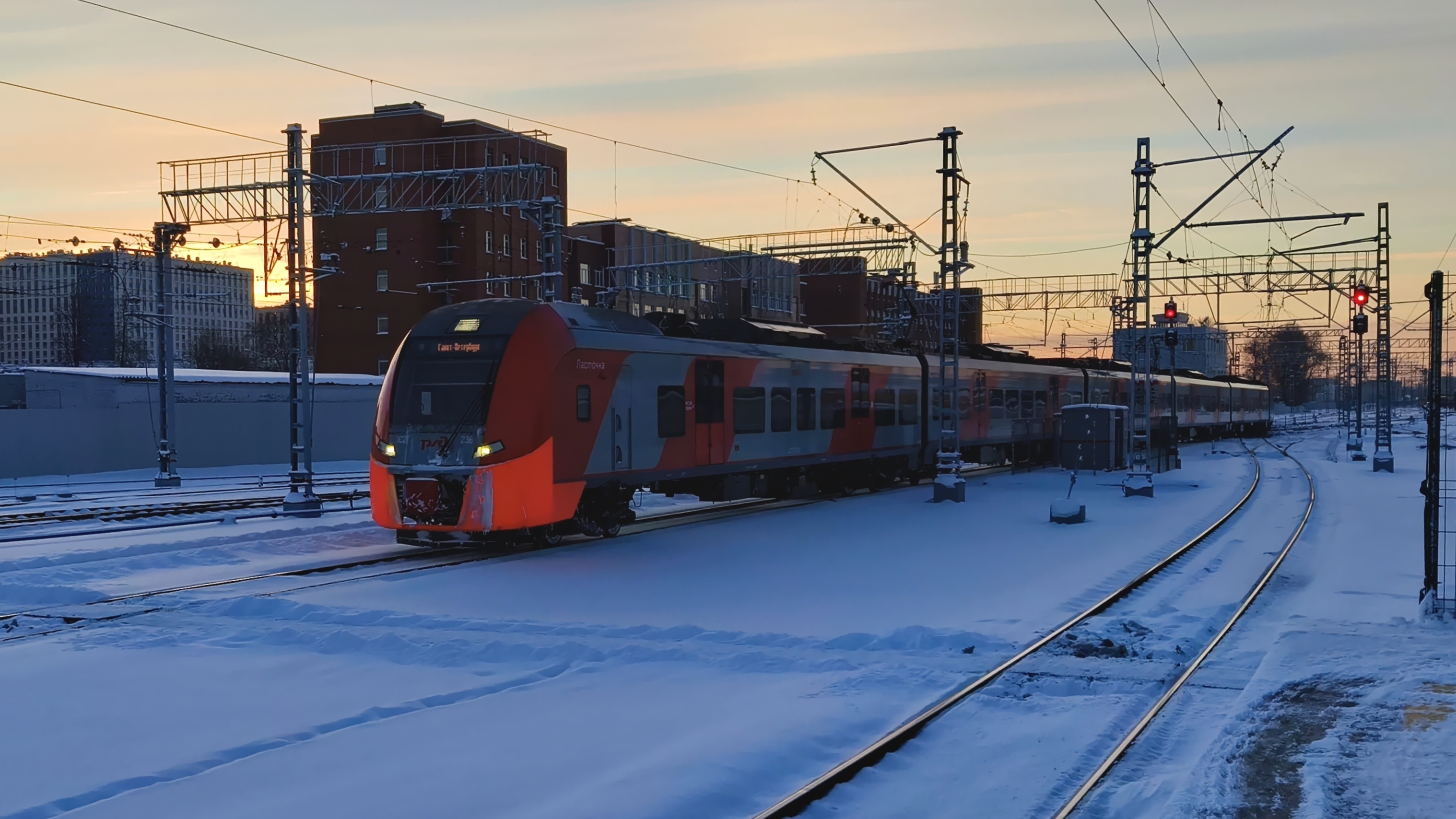 Прибытие ЭС2Г 238 "Ласточка" на Балтийский вокзал смотреть онлайн