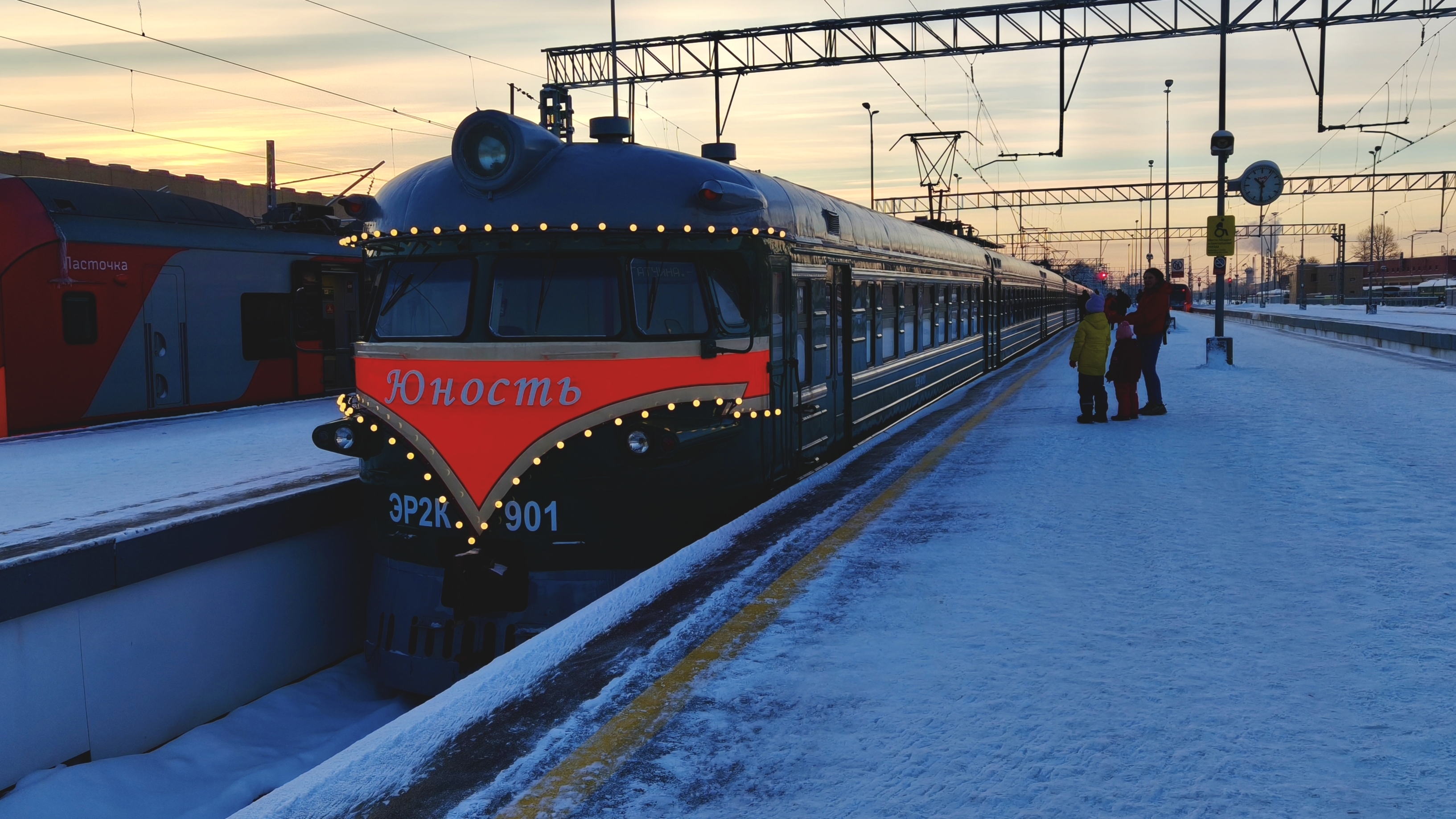 Прибытие Ретропоезда ЭР2К 901"Юность" и ЭТ2М 138 под посадку. Балтийский вокзал смотреть онлайн