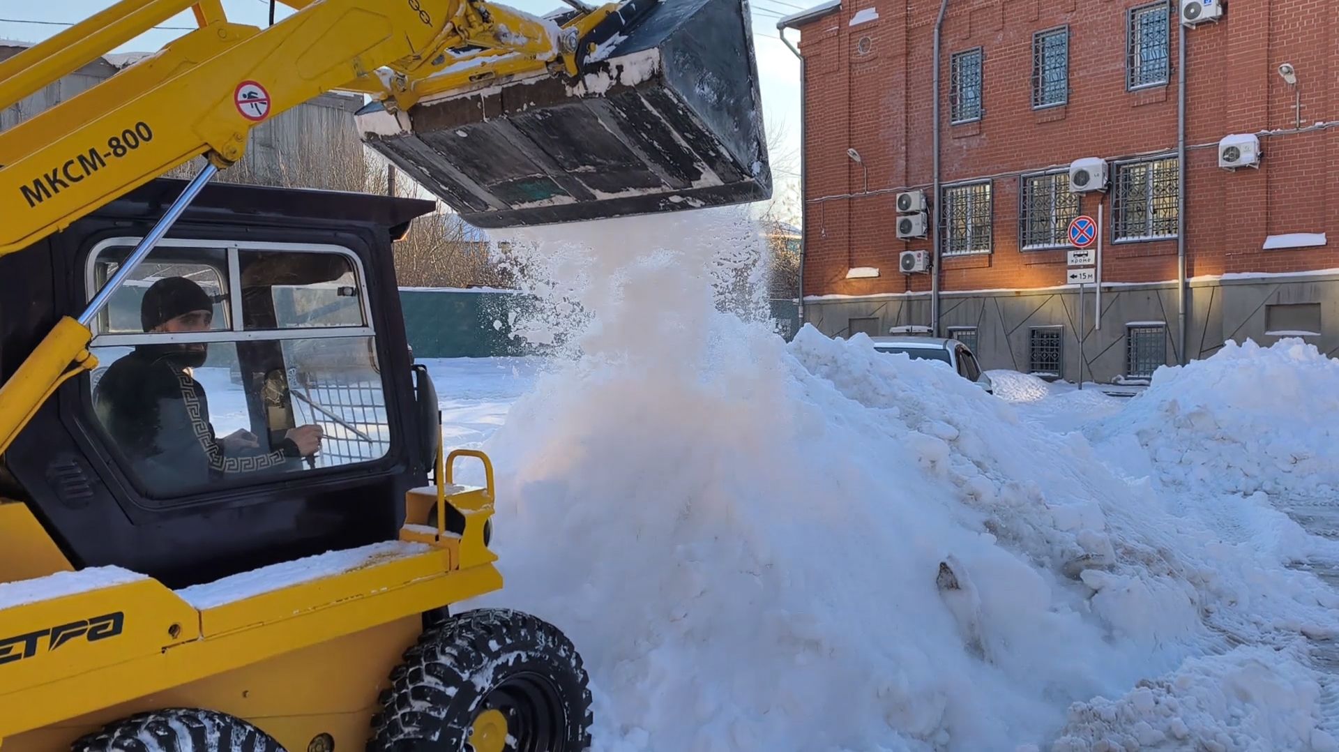 Глава Кургана бросил на борьбу со снегом дополнительные силы и дал телефон для жалоб смотреть онлайн