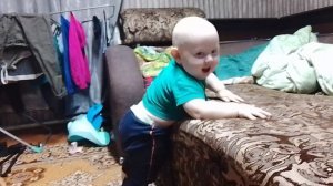 наши достижения в годик🤗 мы научились правильно слазить🥰