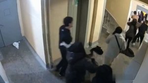 В Казани пьяная толпа избила отца с коляской