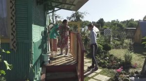 6 соток в июне. Возвращаемся в город с первым урожаем клубники. Купила маме комо