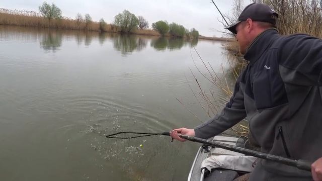 БЕШЕНЫЙ КЛЁВ САЗАНА! ПОЛНАЯ ЛОДКА РЫБЫ. смотреть онлайн