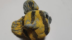Разукрашиваю рыбу из глины