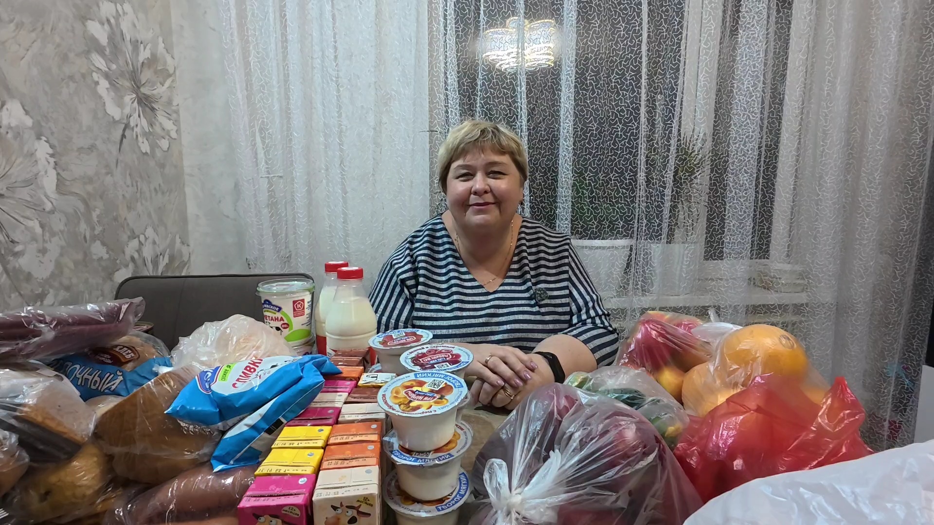 Что ещё  происходило с нами в Москве? Мы дома и все вместе едем в торговый центр.  Наши покупки. смотреть онлайн