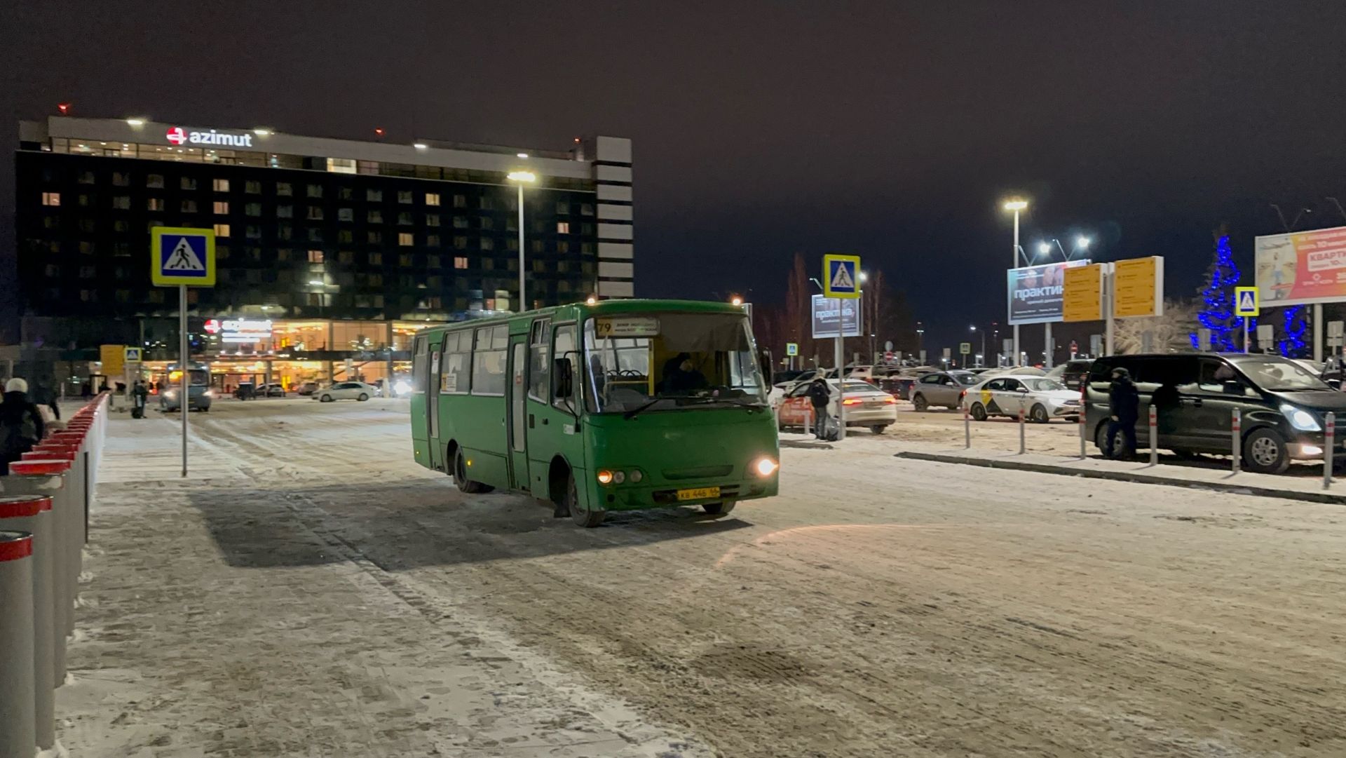 Автобус Атаман А09304 №КВ446 у аэропорта Кольцово, декабрь 2025 года смотреть онлайн