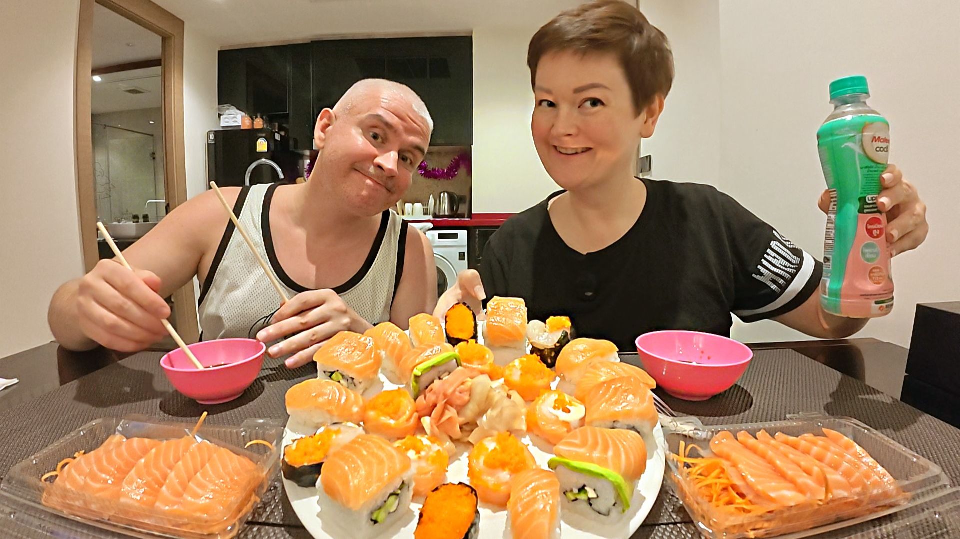 Мукбанг меня накрыли ПОБОЧКИ! ПИРУЕМ и ОТМЕЧАЕМ Рождество! Огромные РОЛЛЫ и суши на праздничный ужин смотреть онлайн