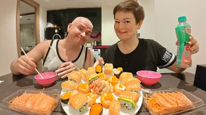 Мукбанг меня накрыли ПОБОЧКИ! ПИРУЕМ и ОТМЕЧАЕМ Рождество! Огромные РОЛЛЫ и суши на праздничный ужин