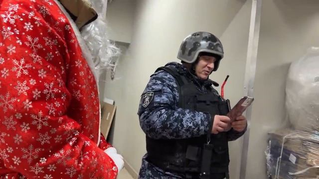 РОСГВАРДИЯ ХОЧЕТ ЗАДЕРЖАТЬ ДЕДА МОРОЗА / МЫ В ШОКЕ ОТ ТОГО ЧТО ТВОРИТСЯ В ЛЕНТЕ / ОКРУЖИЛИ ТОЛПОЙ смотреть онлайн