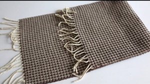 Нашла в шкафу старый шерстяной шарф. Выкидывать не стала, переделала в совершенно другую теплую вещь