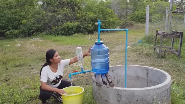 Удивительная идея сделать из 20 литровой бутылки насас для колодца