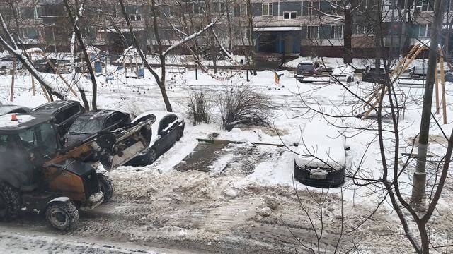 Так убирают снег во дворах. смотреть онлайн