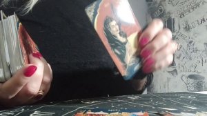 Что сводит его с ума? Расклад Таро