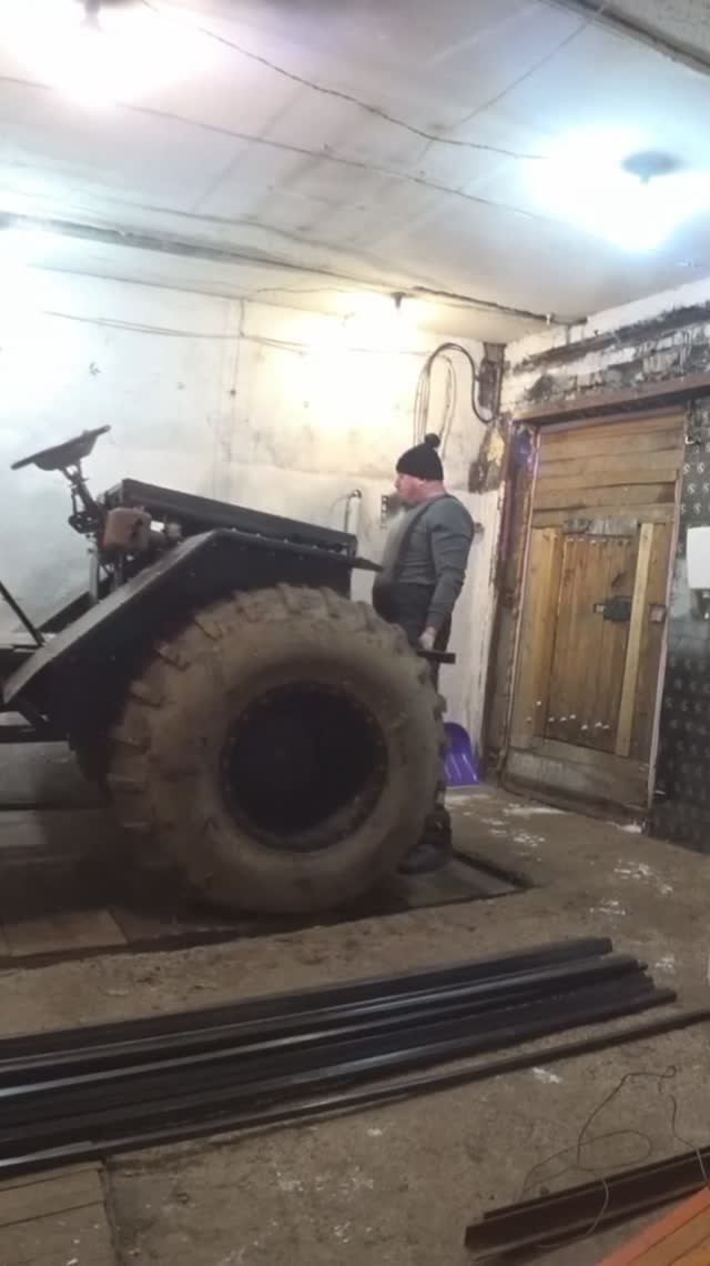 Переставил вездеход голыми руками 🚜✊ смотреть онлайн