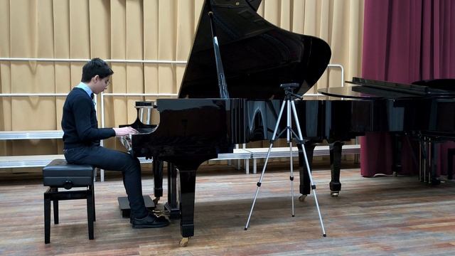 7. И.С. Бах - «Менуэт соль мажор» из НТАМБ. Исполняет Журавский Умахан