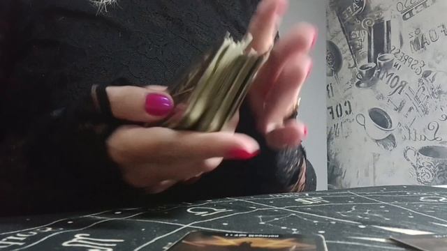 Отпустит ли он вас? Расклад Таро смотреть онлайн