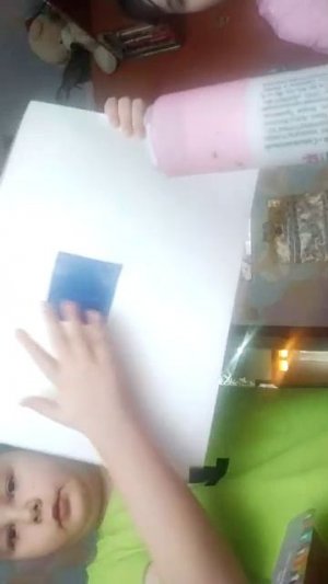 Мадина делает поделку