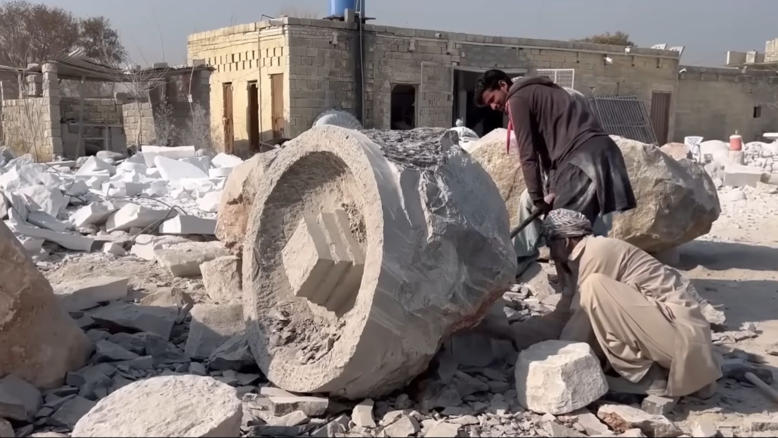 Секреты пакистанской мастерской по изготовлению фонтанов из больших камней