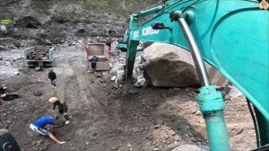 Строительство. экскаватор копает песок