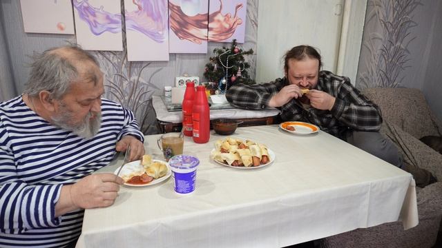 Бизнесмены из деревни Обсуждаем с папой Работу не на дядю и ВКУСНО КУШАЕМ влог ПОДВАЛ ИЛЬИЧА смотреть онлайн