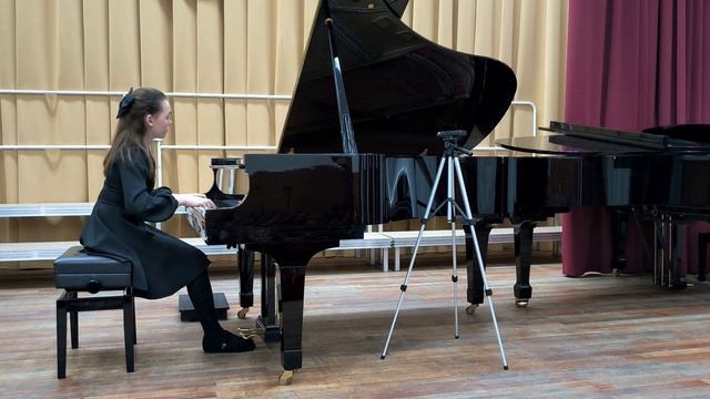 14. Ж.Б. Люлли - «Куранта ми минор». Исполняет Герасимова Елизавета