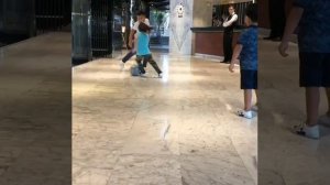 ДЕВОЧКА ИГРАЕТ В ФУТБОЛ ЛУЧШЕ МЕССИ