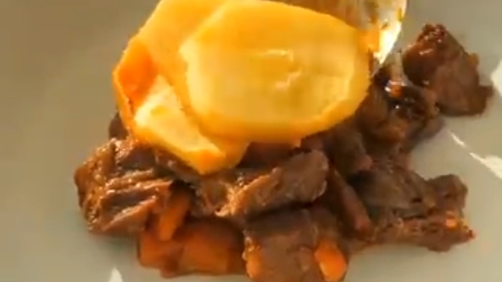 Сегодня на ужин говядина в овощном соусе под картофелем...🍛🥩😋