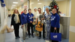 Активистки «Женского движения Единой России» и Родион Газманов подарили праздник раненым бойцам